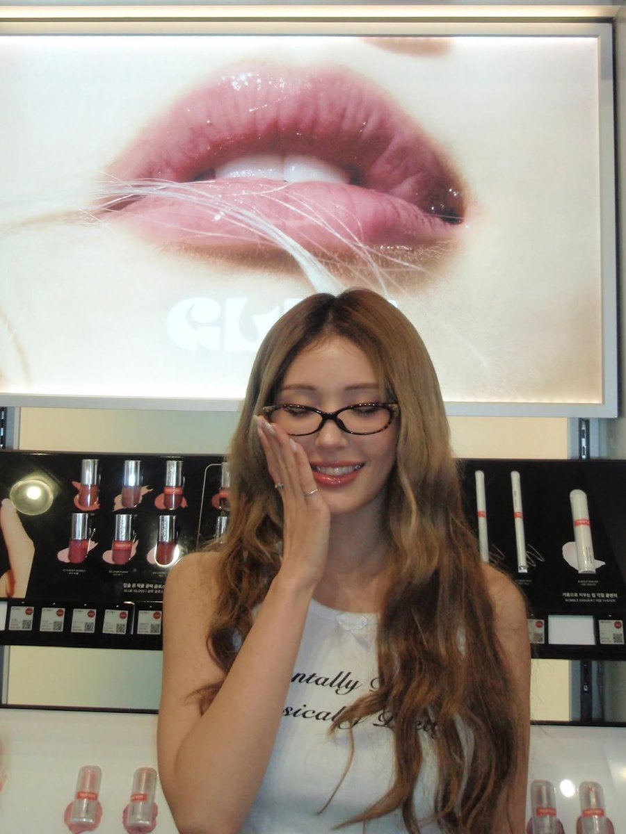 Somi_Italia_'s tweet photo. [📸 || INSTAGRAM 26.04.22] @glyfing

🇮🇹Qualcuno si chiede quanto appiccicose sono le colle?🤓
Adesso si può al Musinsa Megastore✨️

📍Mushin Megastore Seongsu 2F Beauty Zone
04.24 GRANDE APERTURA

#JEONSOMI #전소미 #IOI #아이오아이 #GLYF https://t.co/ArpIctD5OA