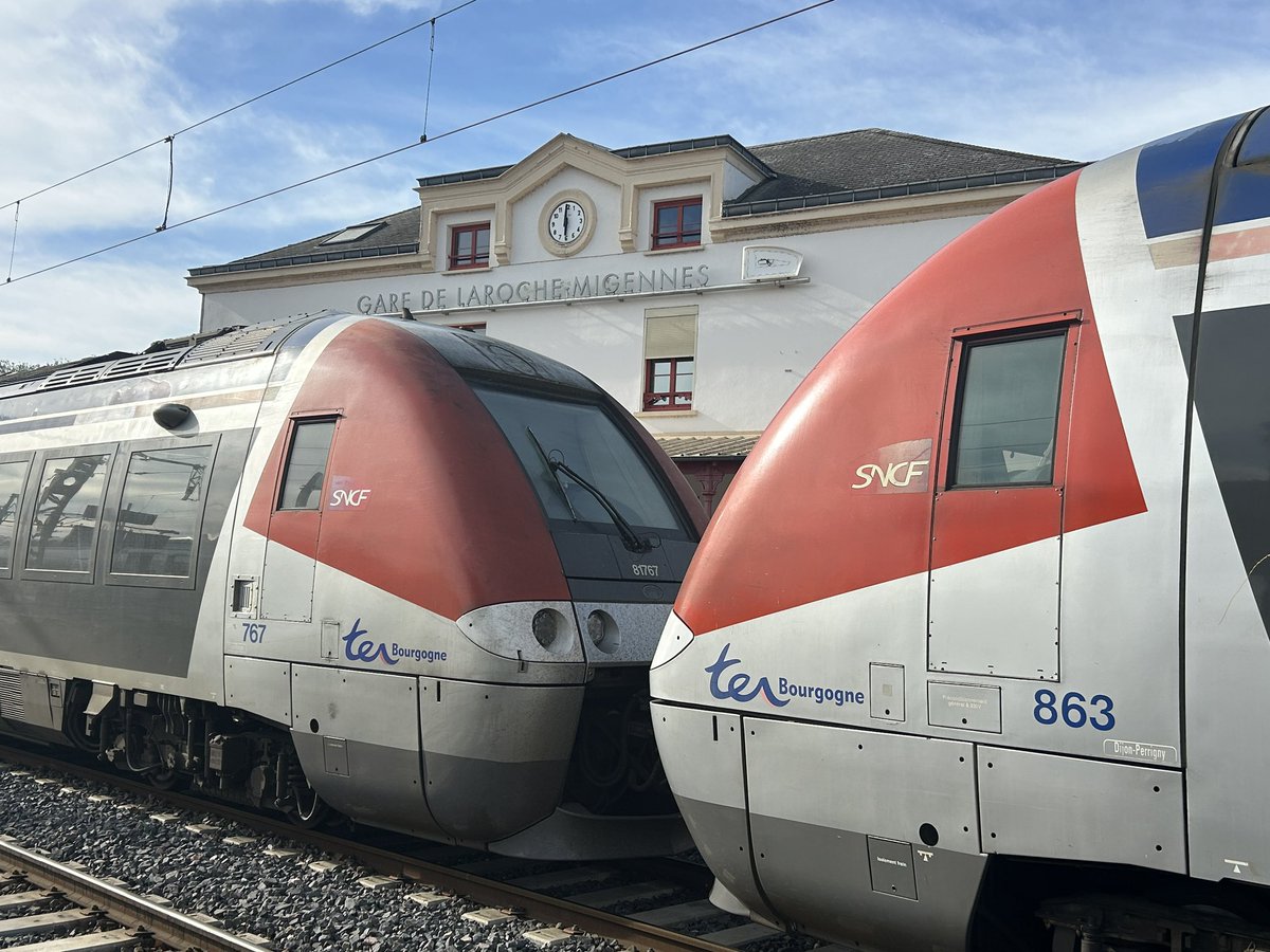 BONNIN1402's tweet photo. @BB27000 @ici_auxerre @OlivierCOSTE2 Lieu ferroviaire mythique orienté @TER_BFC_Trafic (la 7321 Vanille-Fraise est là) et Fret
Avec un peu de orange aujourd’hui et un clin d’œil pour Nevers 🚂
Laroche est très colorée ce soir.
Il y aura demain un #Hexafret et ses wagon-trémies céréalières (@elpitch peut-être ?) https://t.co/Gxr2VYBAHW