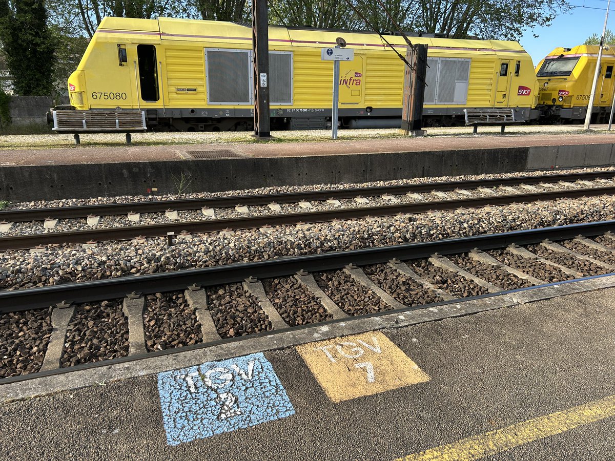 BONNIN1402's tweet photo. @BB27000 @ici_auxerre @OlivierCOSTE2 Lieu ferroviaire mythique orienté @TER_BFC_Trafic (la 7321 Vanille-Fraise est là) et Fret
Avec un peu de orange aujourd’hui et un clin d’œil pour Nevers 🚂
Laroche est très colorée ce soir.
Il y aura demain un #Hexafret et ses wagon-trémies céréalières (@elpitch peut-être ?) https://t.co/Gxr2VYBAHW