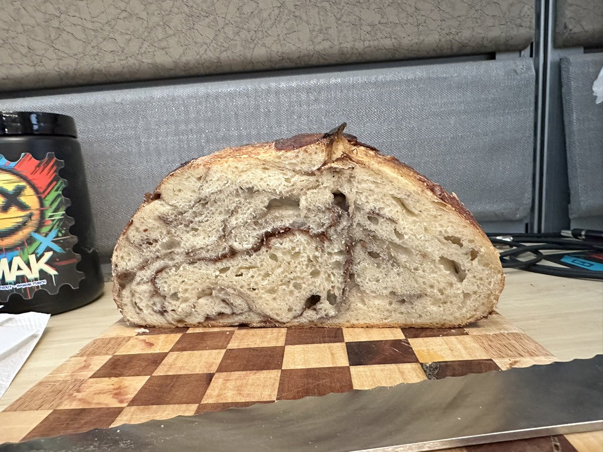 HotdogOW's tweet photo. newest loaf, did a cinnamon sugar marble mixup. i will become the breadmaster https://t.co/XVi8t45stE