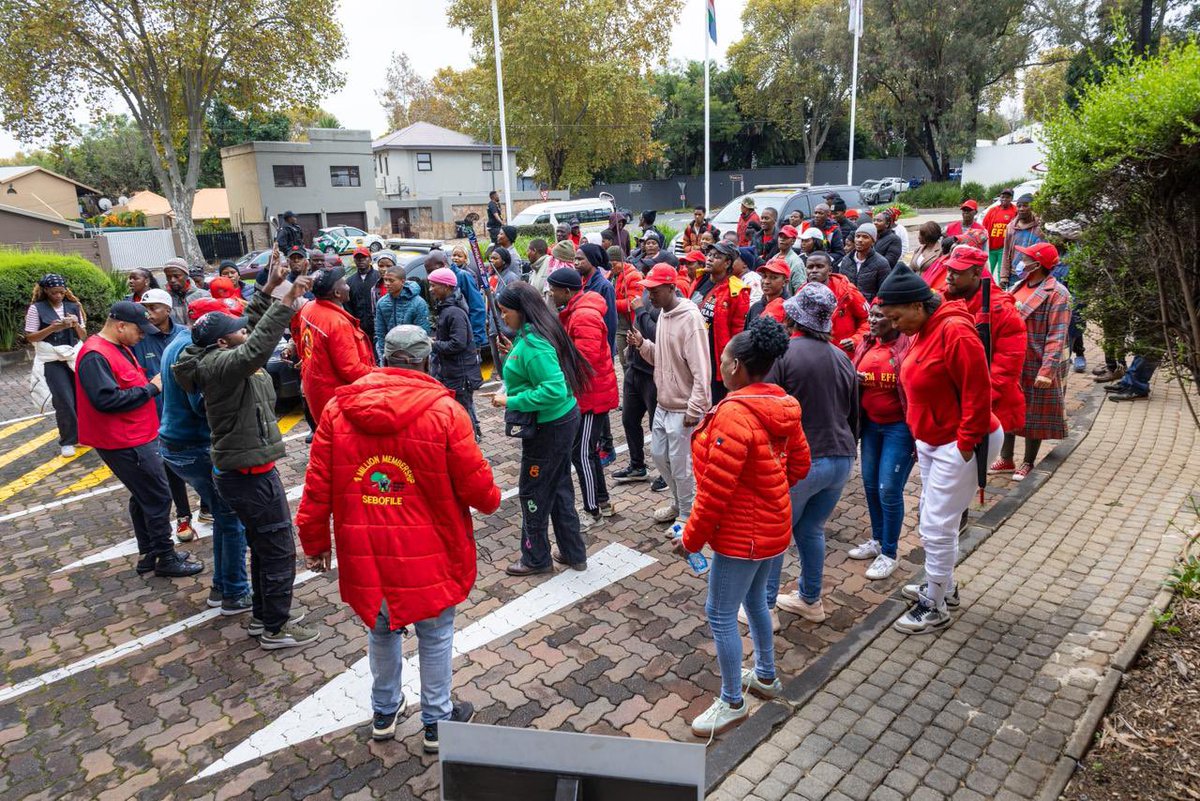 ♦️In Pictures♦️

Fighters in Gauteng picketing outside the Houghton Golf Club following the treatment of golfer, Mr Louis Seeco, after he displayed a Palestinian flag on his care while visiting the area. 

#FreePalestine

Register to vote for the EFF in the government