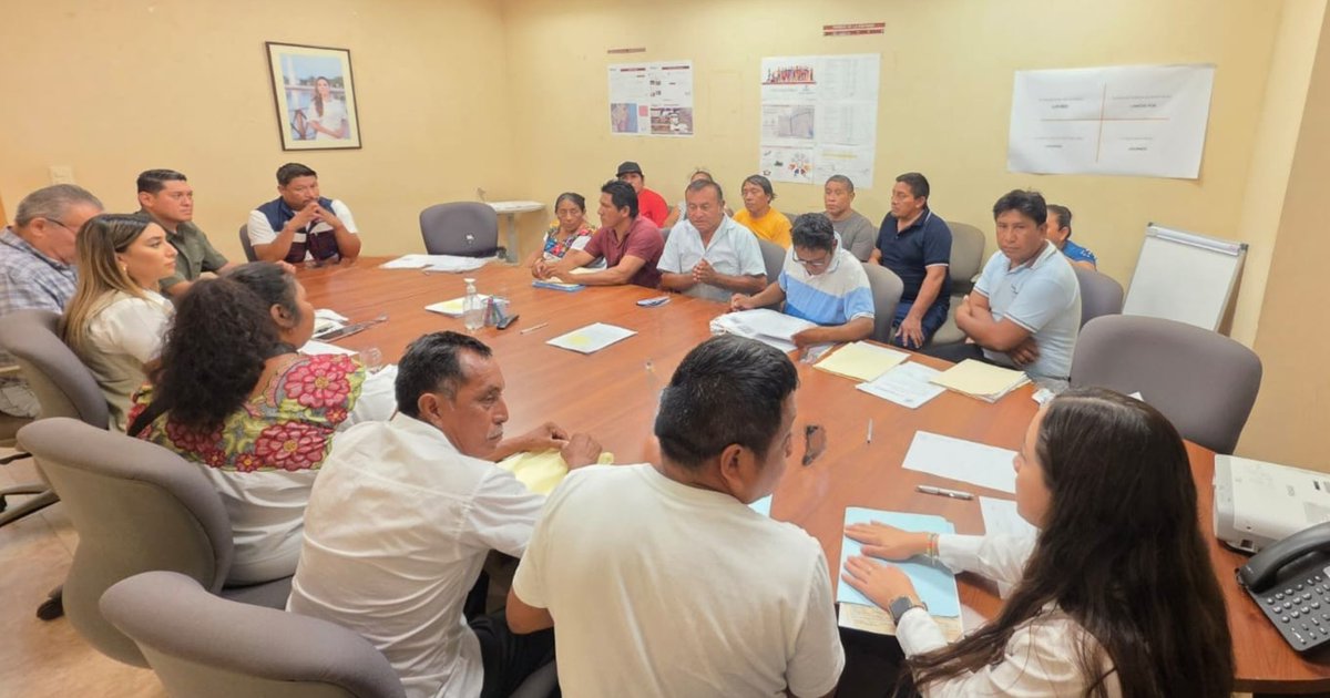 AgeproQ's tweet photo. AGEPRO atendió a habitantes de Francisco May en seguimiento a la audiencia #LaVozDelPueblo.

Se brindó asesoría, revisión documental e integración de expedientes para avanzar en la formalización de predios. 🏡

#AGEPRO #QuintanaRoo #CertezaJurídica  @MaraLezama @AytoCancun https://t.co/l7ghyIc4k3