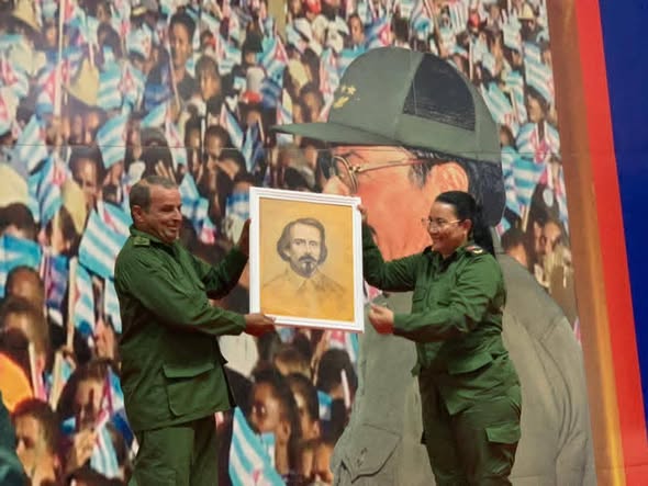 El Consejo de Defensa #ProvinciaGranma  reconoció a Nuestro Señor Ejército con una obra de arte en lienzo con  la imagen del Padre de la Patria Carlos Manuel de Céspedes, lo recibió el General de División Eugenio Armando Ravilero  Jefe del Ejército Oriental.
#LaPatriaSeDefiende
