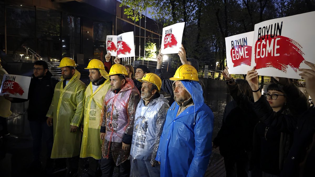 Aylardır alamadıkları ücretleri ve insanca çalışma koşulları için Ankara’ya yürüyen ve her zaman holding sahiplerinin tarafında olan AKP iktidarının bütün engelleme girişimlerine rağmen mücadelelerini sürdüren Doruk Madencilik işçilerinin yanındaydık.

Maden işçileri yalnız