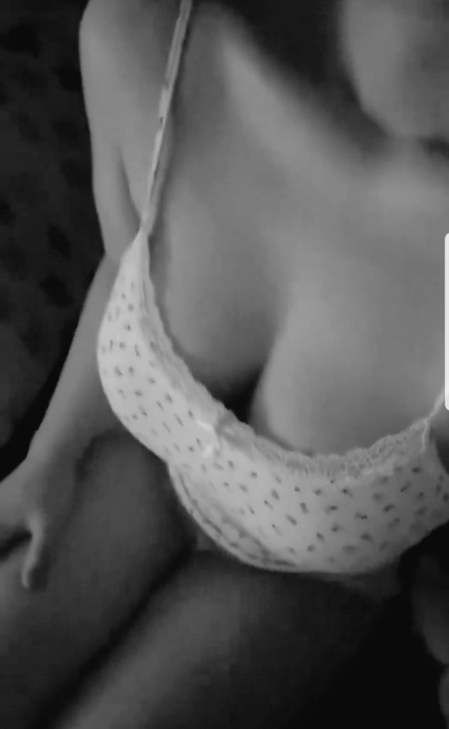 Molly Leash tweet media