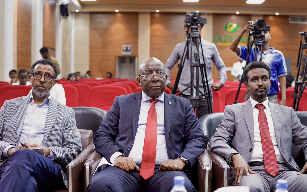 NasraBashiir's tweet image. Chairperson of @Somalia_NIHRC, @DrMaryanQasim, said growing risks on social media including false information, online harassment and breaches of privacy are eroding basic rights.

Addressing a forum hosted by the @HIPSINSTITUTE on digital safety and governance, she said