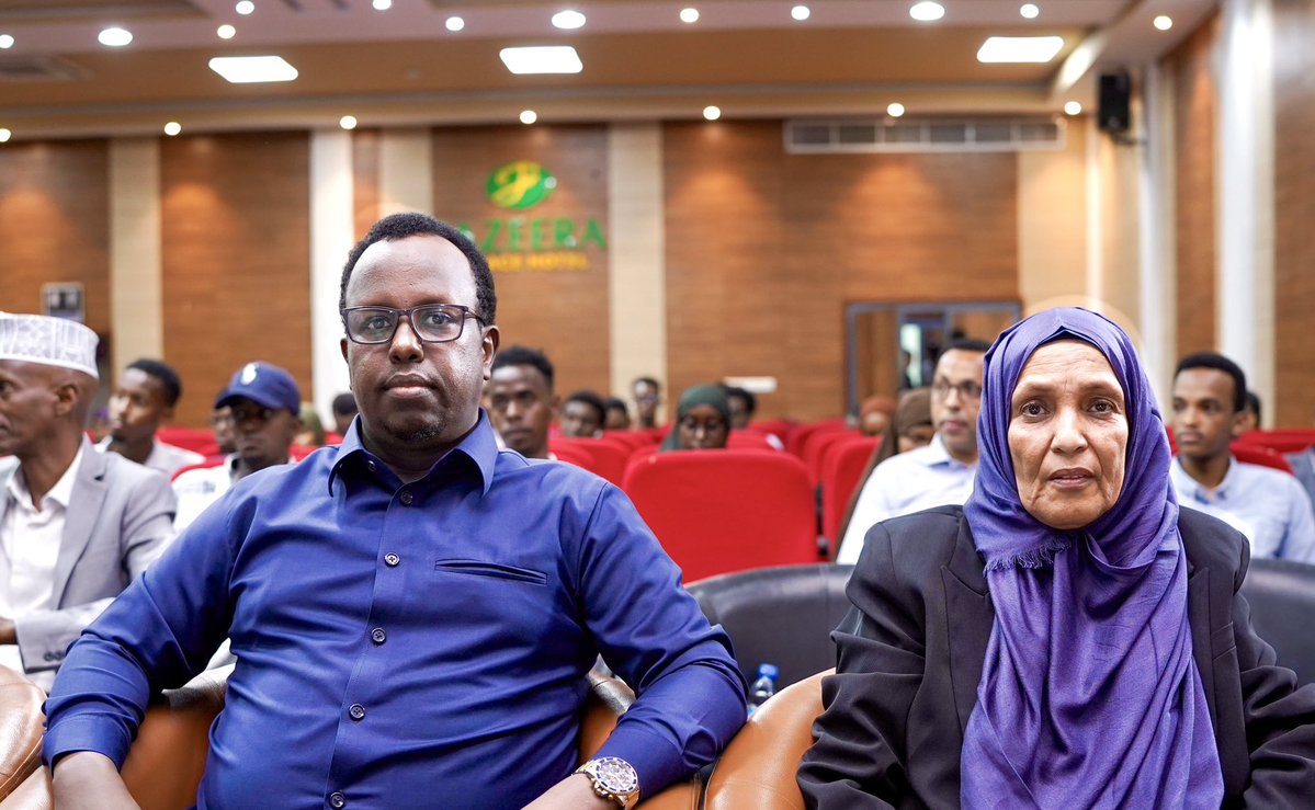 NasraBashiir's tweet image. Chairperson of @Somalia_NIHRC, @DrMaryanQasim, said growing risks on social media including false information, online harassment and breaches of privacy are eroding basic rights.

Addressing a forum hosted by the @HIPSINSTITUTE on digital safety and governance, she said