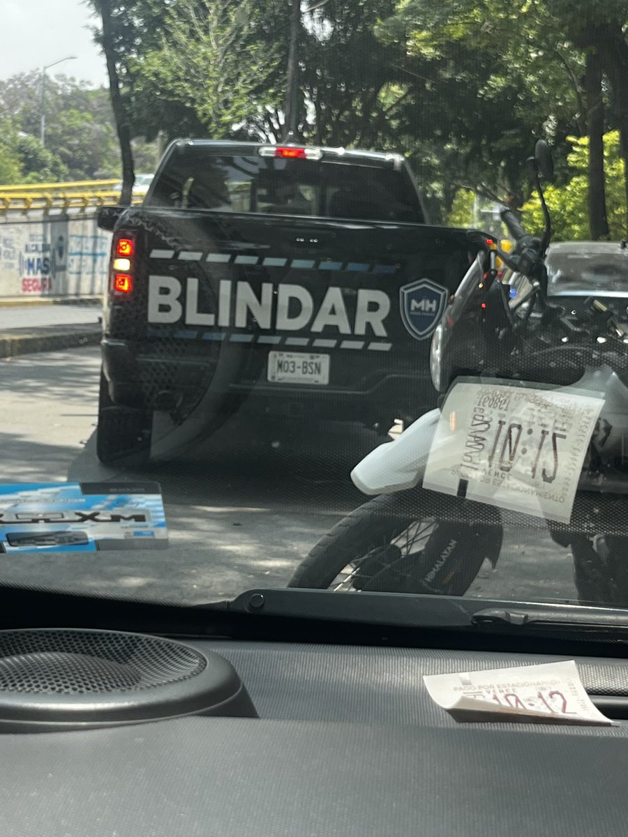 RaulParedesP's tweet photo. Muy bien @mauriciotabe…
Camioneta de @BlindarMH en doble fila, tapando cochera en Gutenberg mientras el funcionario se baja a pagar el agua.

¿Para eso son las camionetas @GomezZalce?

A ver si @SSC_CDMX o @OVIALCDMX le ponen la multa como a cualquier ciudadano.

Porque esto ya no es un descuido… la autoridad lo ha hecho costumbre.

#BlindarMH #MiguelHidalgo #CDMX #AbusoDePoder