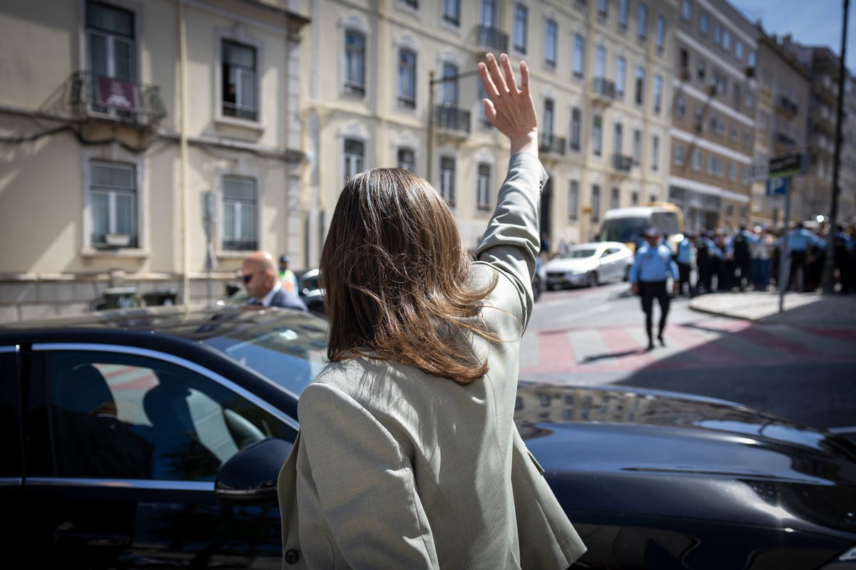 Comunicavaleroe's tweet photo. María Corina Machado pidió que detuvieran el auto y fue a encontrarse con sus seguidores. Al acercarse, una de las personas que la esperaba se cayó, y Machado se abocó directamente a ayudarle a levantarse.
Fotografías: João Porfírio/ @observadorpt https://t.co/OeHUk1yqdm