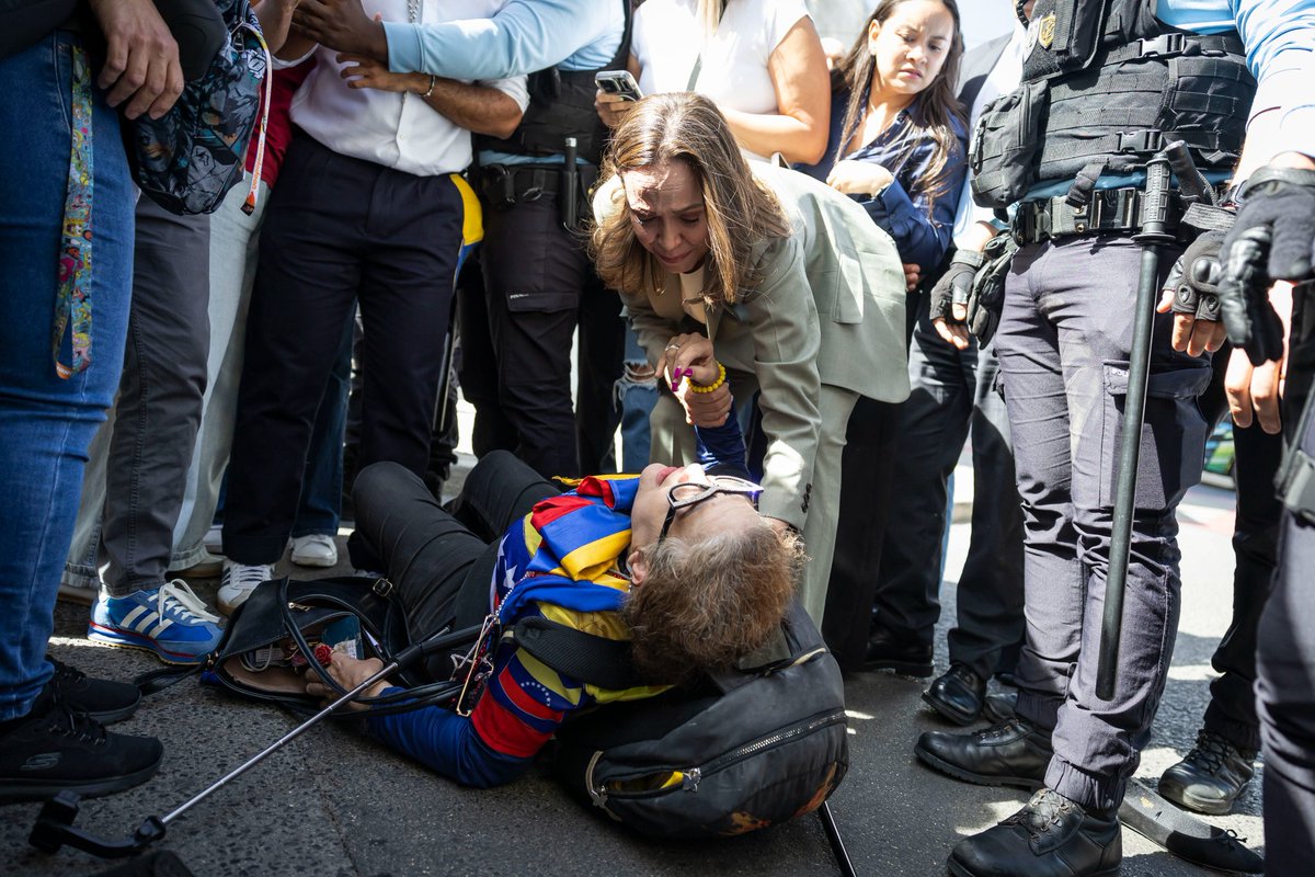 Comunicavaleroe's tweet photo. María Corina Machado pidió que detuvieran el auto y fue a encontrarse con sus seguidores. Al acercarse, una de las personas que la esperaba se cayó, y Machado se abocó directamente a ayudarle a levantarse.
Fotografías: João Porfírio/ @observadorpt https://t.co/OeHUk1yqdm
