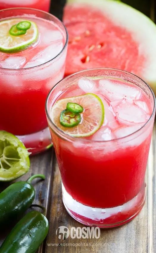 Verna71402341's tweet image. Refreshing Watermelon Mint Cooler  Blend 2 cups cubed watermelon + 5 mint leaves + 1 tsp lime juice. Strain (optional) u0026 chill 10 mins. Top with a mint sprig—perfect for beating the heat!  #SummerDrinks #EasyRecipes