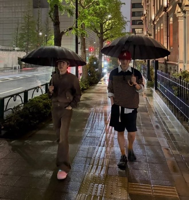 hoseok e taehyung juntinhos em um date sendo felizes