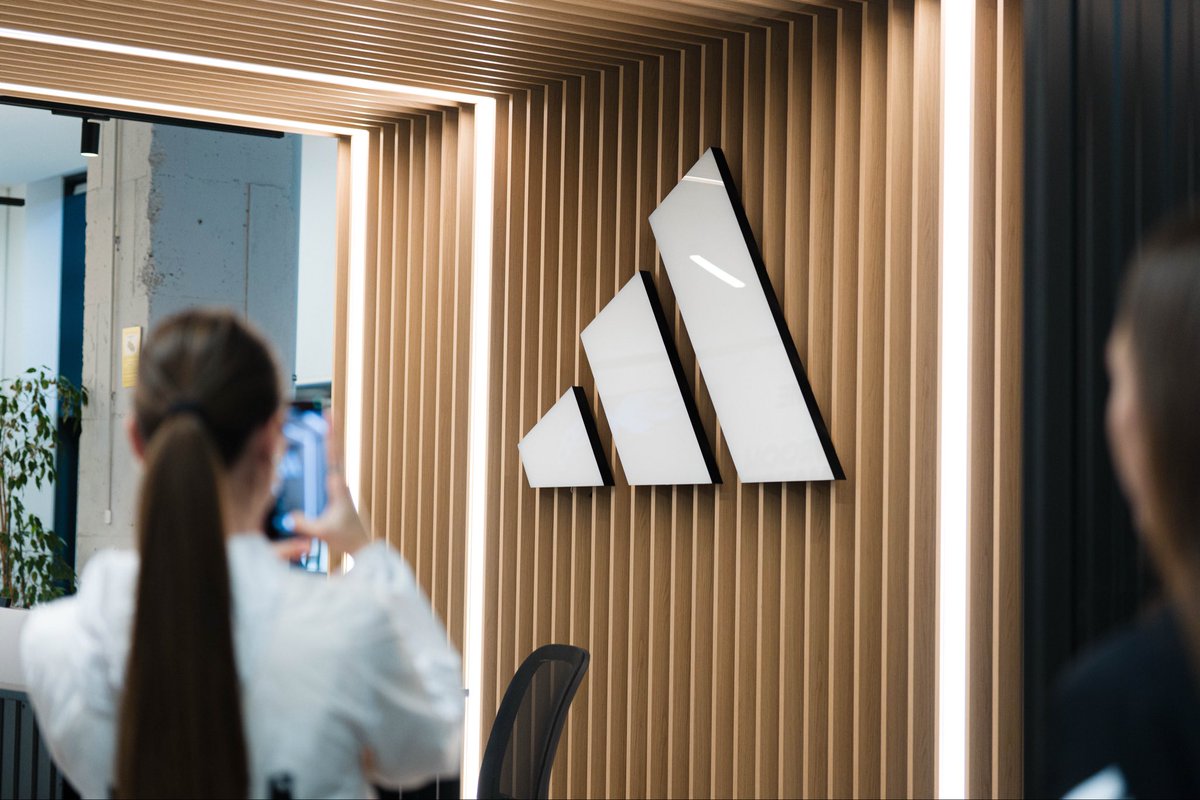 samshutter_'s tweet photo. Un día trabajando en las ofis de Adidas. Una vez más de la mano de Víctor, el que nunca falla. Muy contento con el resultado aunque el tiempo no respetará nos dejamos la piel 🫡 https://t.co/8wA5ZIXvxo