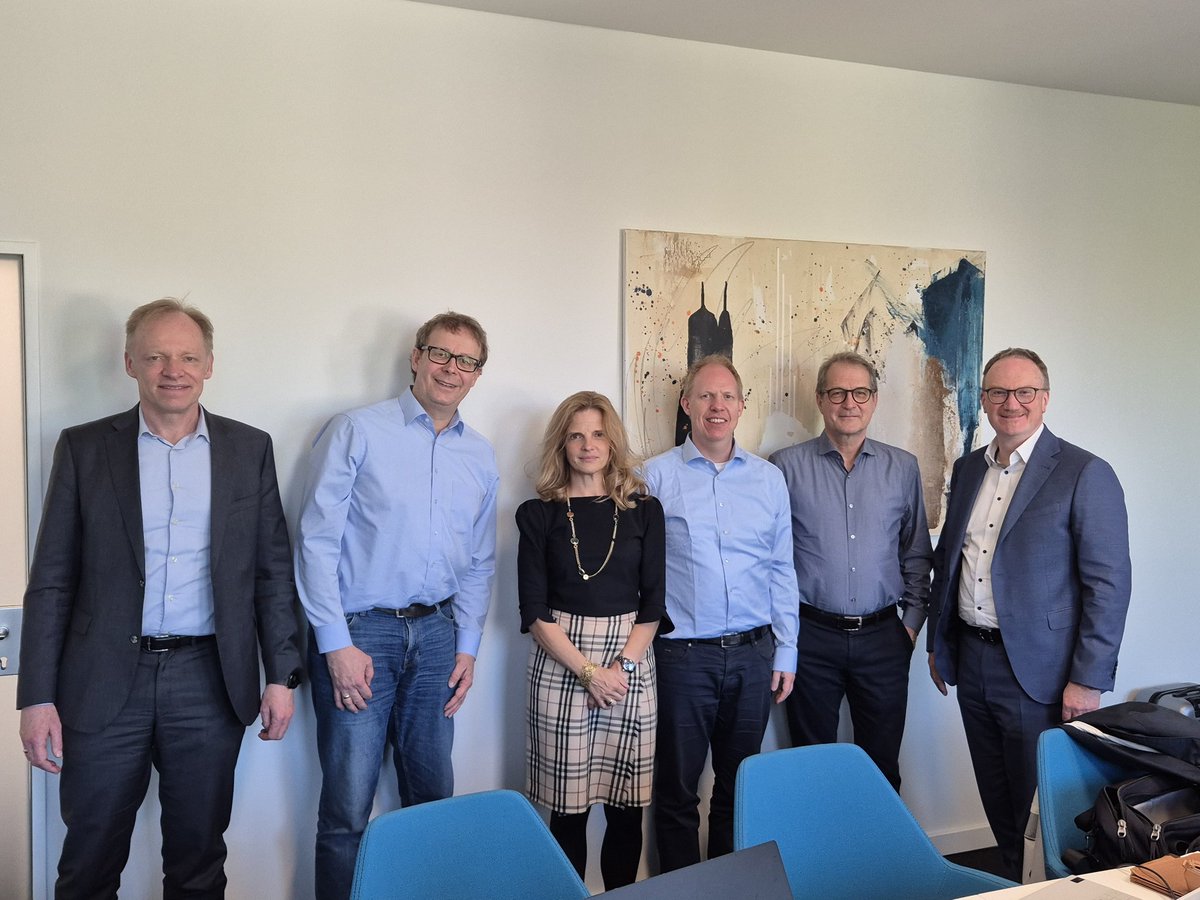 haucap's tweet photo. Der Kronberger Kreis hat heute in #Düsseldorf getagt. Themen u.a. #Rente, #Agrarpolitik, #Geldpolitik. Sehr produktives Treffen @Lars_Feld, @WielandVolker, @FuestClemens, @_Joerg_Koenig, @StiftungMaWi https://t.co/QmrXU1hFDA