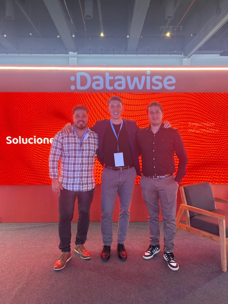 datawisesa's tweet photo. 📸Presentes en @somospymes “IA para PyMEs” - Rosario.

Vivimos un encuentro increíble en Salones Puerto Norte, conectando con más de 1.200 líderes que, al igual que nosotros, creen en el poder transformador de la tecnología.

¡Gracias a todos los que se acercaron a nuestro stand! https://t.co/hHs25JpHSf