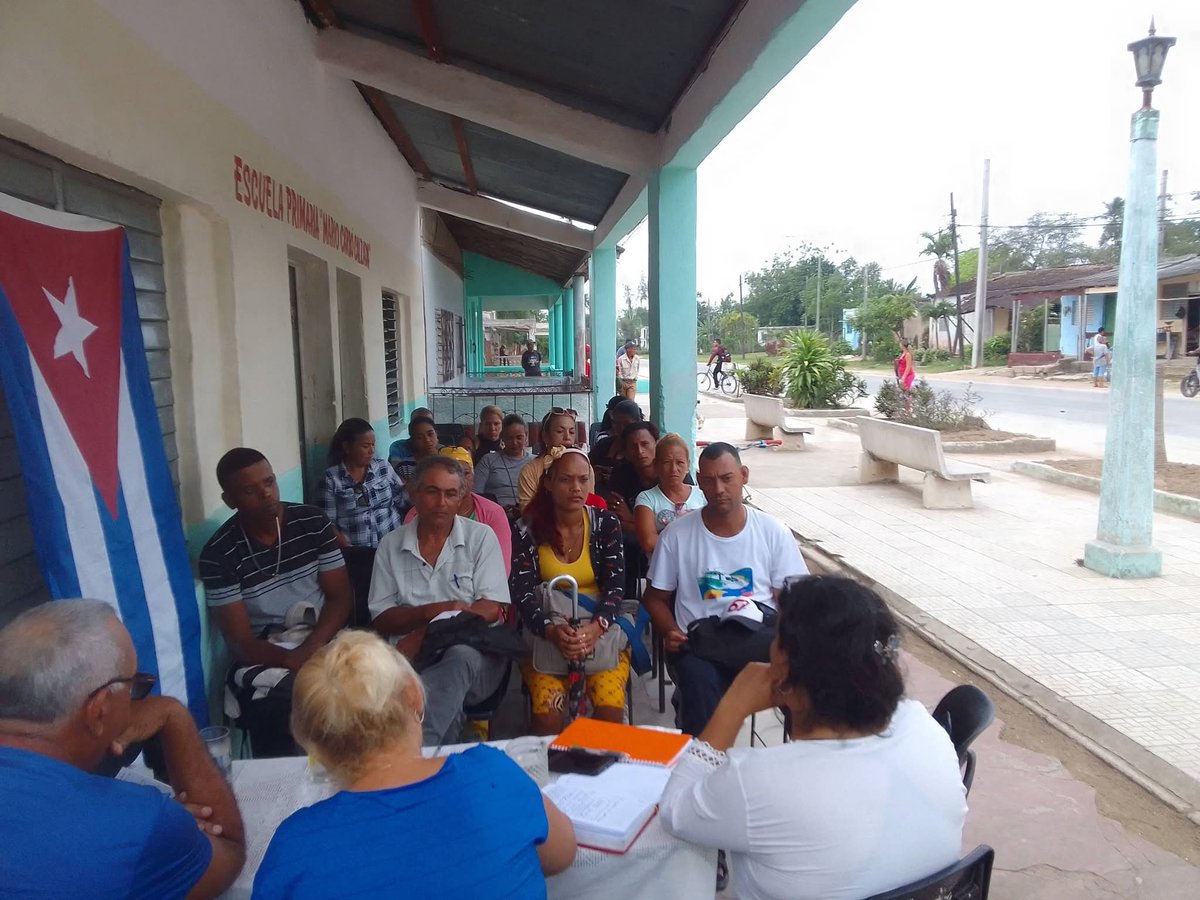 Comunicado43424's tweet photo. Se reúne la dirección Consejo Popular Vuelta del Caño con la presencia d la Presidenta d la Asamblea del #PoderPopularManzanillo Rossio Naranjo y el Viceintendente que atiende la agricultura Silverio Matos, con el objetivo d evaluar importantes temas para la vida de la comunidad. https://t.co/BP0ty9Q0v9