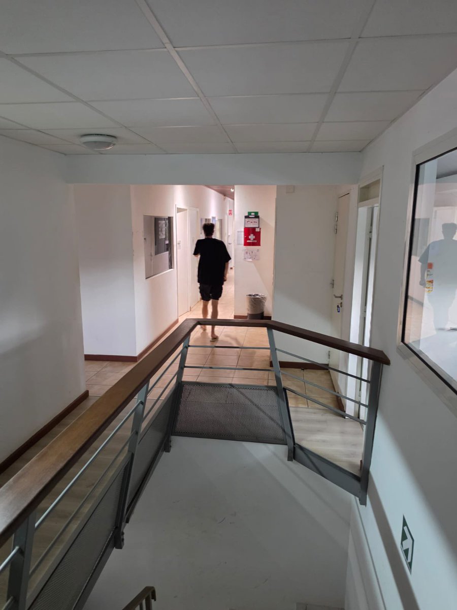 Un fonctionnaire français expatrié,en charge de la police des eaux,  sur son lieu de travail ,en tenue officielle : Les claquettes( savat dé dwèt) et le bermuda ont remplacé le casque colonial d’antan …
#LeColonialismeEstUnCrimeContreLHumanté