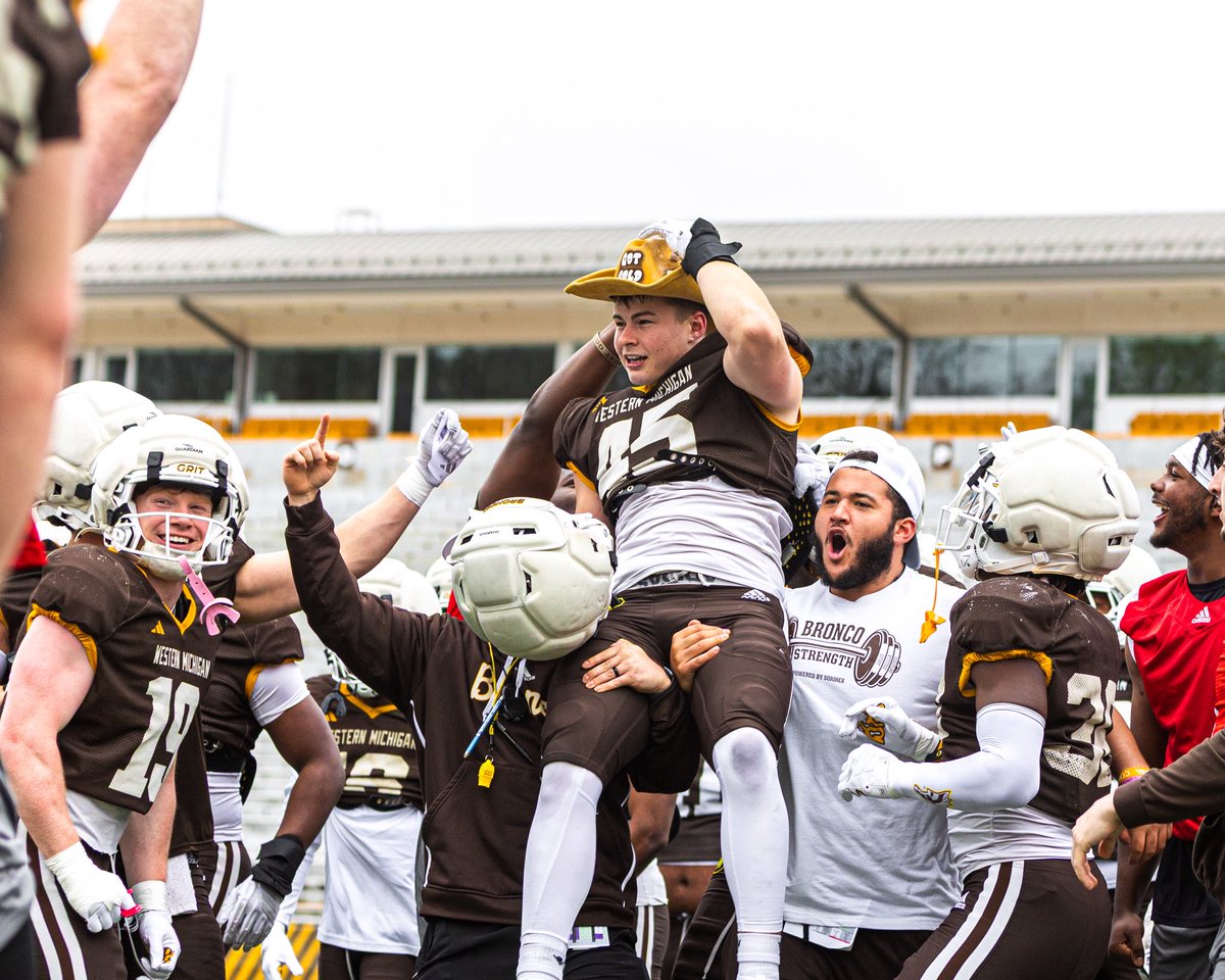 Seth_Ellis27's tweet photo. Grateful to be back in the Zoo 📸

I've been itching to get back on the sidelines since entering the world of corporate marketing. Shoutout to @growecoo for having me out to cover some spring ball!

Check out my favorites below ⤵️ https://t.co/6XGydmjJjC