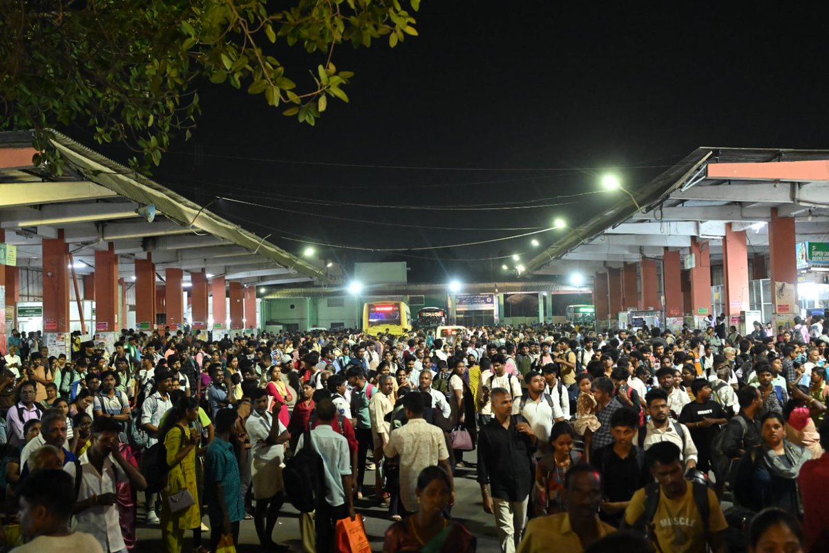 SVatsal14825's tweet image. Massive crowds at #Coimbatore's Singanallur bus stand as people try to travel home to cast their votes. 

Is it just this time that there is this much enthusiasm to vote or is this is an usual happening amplified by social media?