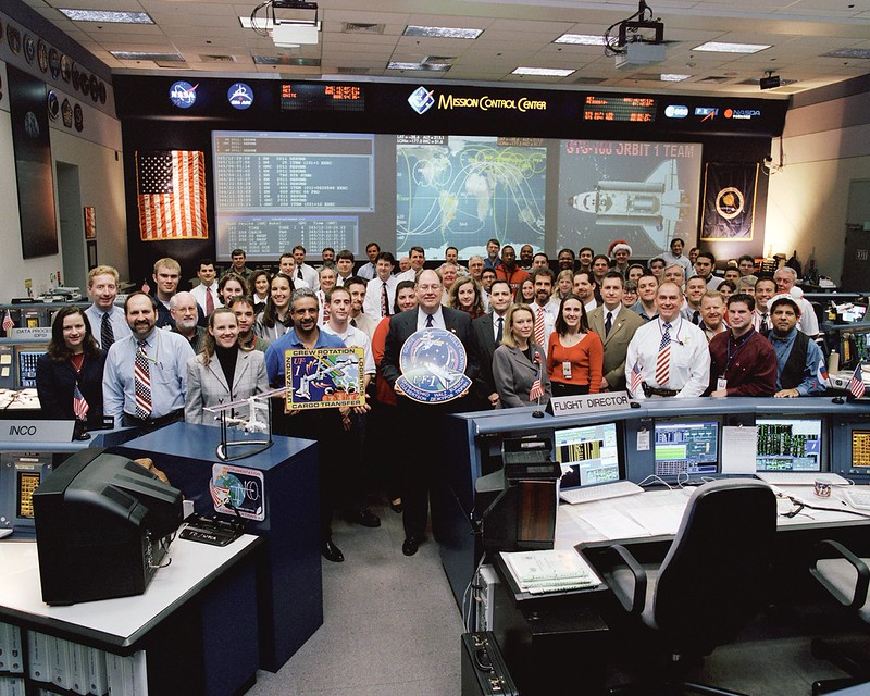 armchair_astro's tweet image. Behind every great mission is a great Mission Control team.
Here we see the Launch/Ascent and Orbit teams for Space Shuttle mission STS-108 Endeavour in December 2001.
Want to hear more about the mission from one of the astronauts who flew? Join us at our Summer Space Social 2026