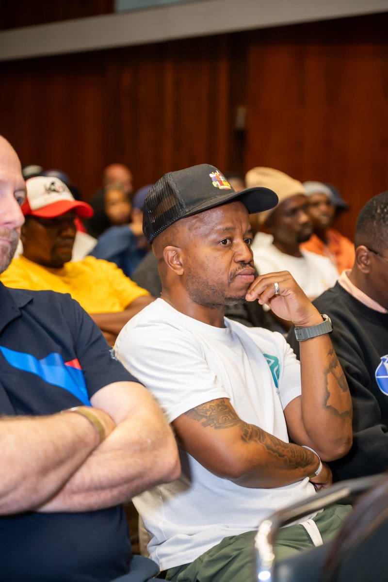 ukhozi_fm's tweet photo. Ukhozi FM lubambisene neCapasso namhlanje bebene Songwriters Workshop✏️ ebisezindlini zokusakaza lapho amaCiko ebezocijana aphinde athuthukisane emikhakheni eyahlukene. 

#UkhozixCAPASSOSongwriterWorkshop 
#UkhoziFM  
#CAPASSO
#SongwritingIsCool
#LanguageLeads    
@CapassoHub https://t.co/RiUHB52v1d