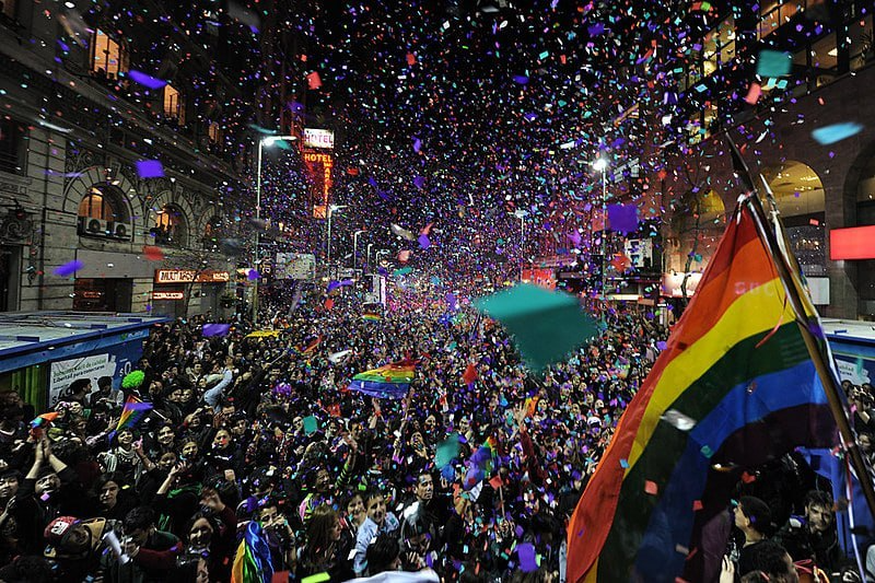 10 anos da legalização do casamento igualitário no Uruguai 🇺🇾🏳️‍🌈

Em 2013, o país se tornou o 2º da América Latina a reconhecer o direito ao casamento entre pessoas do mesmo sexo, com uma lei que definiu o matrimônio como união entre “duas pessoas”. 

📸Pablo Porciuncula / AFP