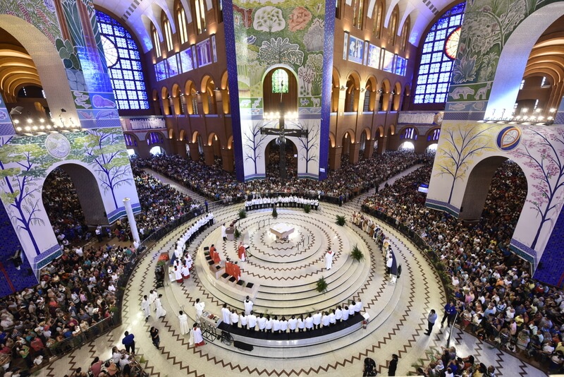 CarlosGraciaLor's tweet photo. ⛪️ La construcción de la Basílica de Aparecida comenzó en 1955 y tardó casi 25 años en quedar lista, en 1980. Su estilo es neorrománico. Su planta de cruz griega y sus dibujos en azulejos de colores transmiten una sensación de espacio gigante.
#Neorrománico #Aparecida 🇧🇷 https://t.co/0ys14stIFL