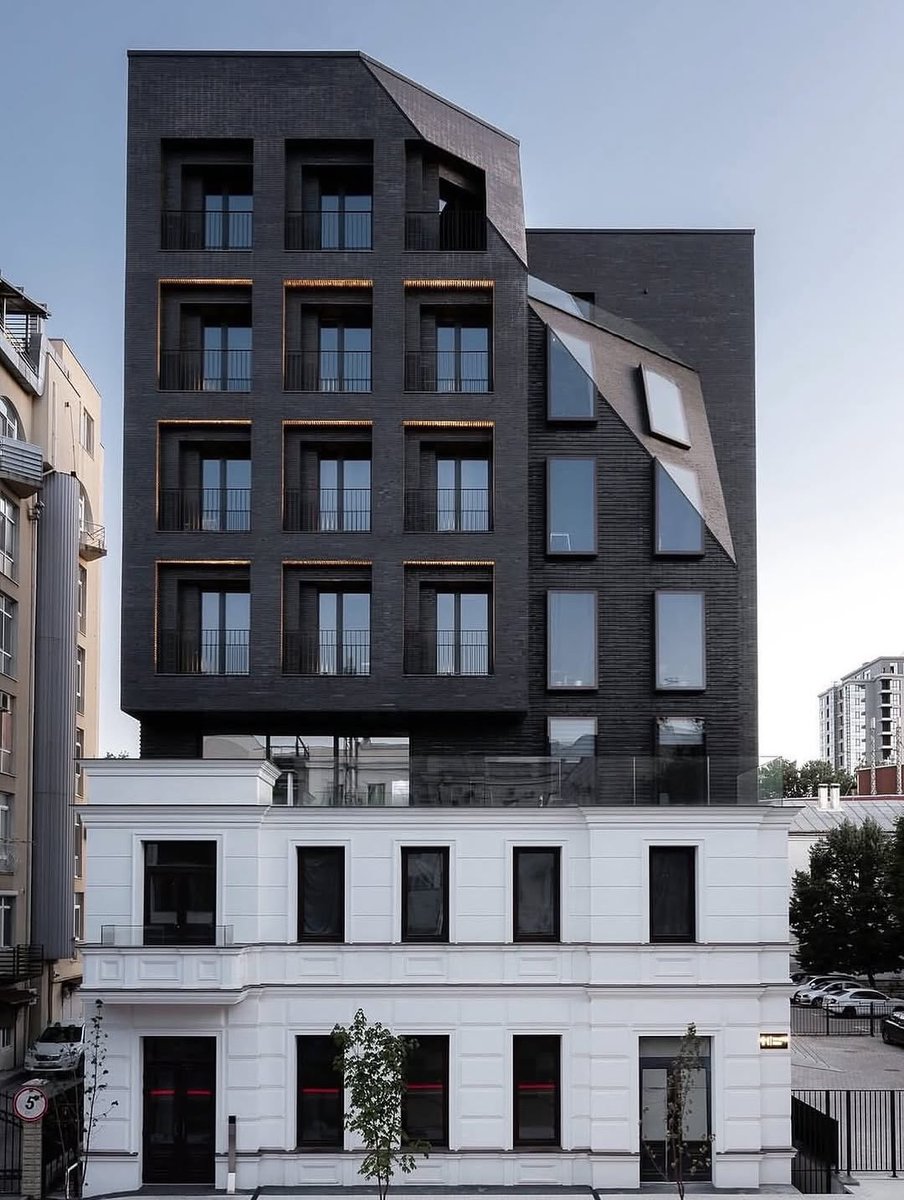 UnthinkableBld's tweet image. DEOS Office Building Chișinău by DEOS Architecture creates a dialogue between historical context and contemporary form through its design approach.
@parametricarch 
#Architecture #Chisinau #OfficeDesign #ContemporaryArchitecture