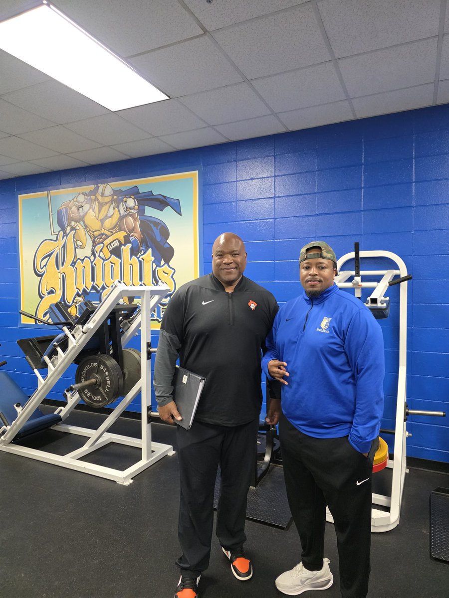 ElkinsFootball's tweet image. It was a pleasure to have Coach Johnson - @COACHRJOHNSON1 with @CowboyFB on campus yesterday!

Thanks for stopping by to evaluate and recruit our kids Coach! Look forward to having you back on campus soon!!

@recruitelkinsfb 

FAMILY

#KnightLife