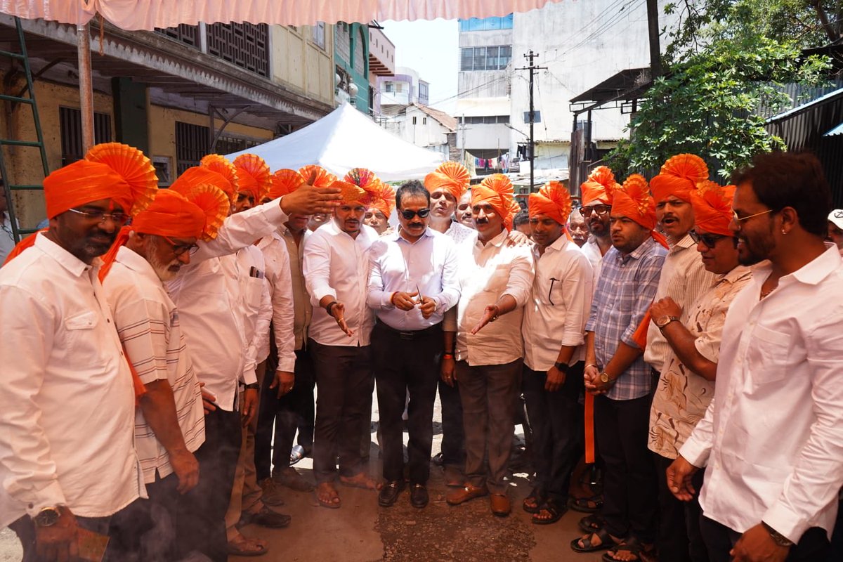 आझाद गल्ली येथे छत्रपती शिवाजी महाराज यांच्या जयंती निमित्त आयोजित महाप्रसाद प्रसंगी उपस्थित राहून आरती करण्याचा सन्मान लाभला. या पवित्र कार्यक्रमात सहभागी होताना अत्यंत समाधान व अभिमान वाटला. यावेळी नगरसेवक ऋतुराज क्षीरसागर, शारंगधर देशमुख, संजय कदम व अनेक मान्यवर उपस्थित होते.