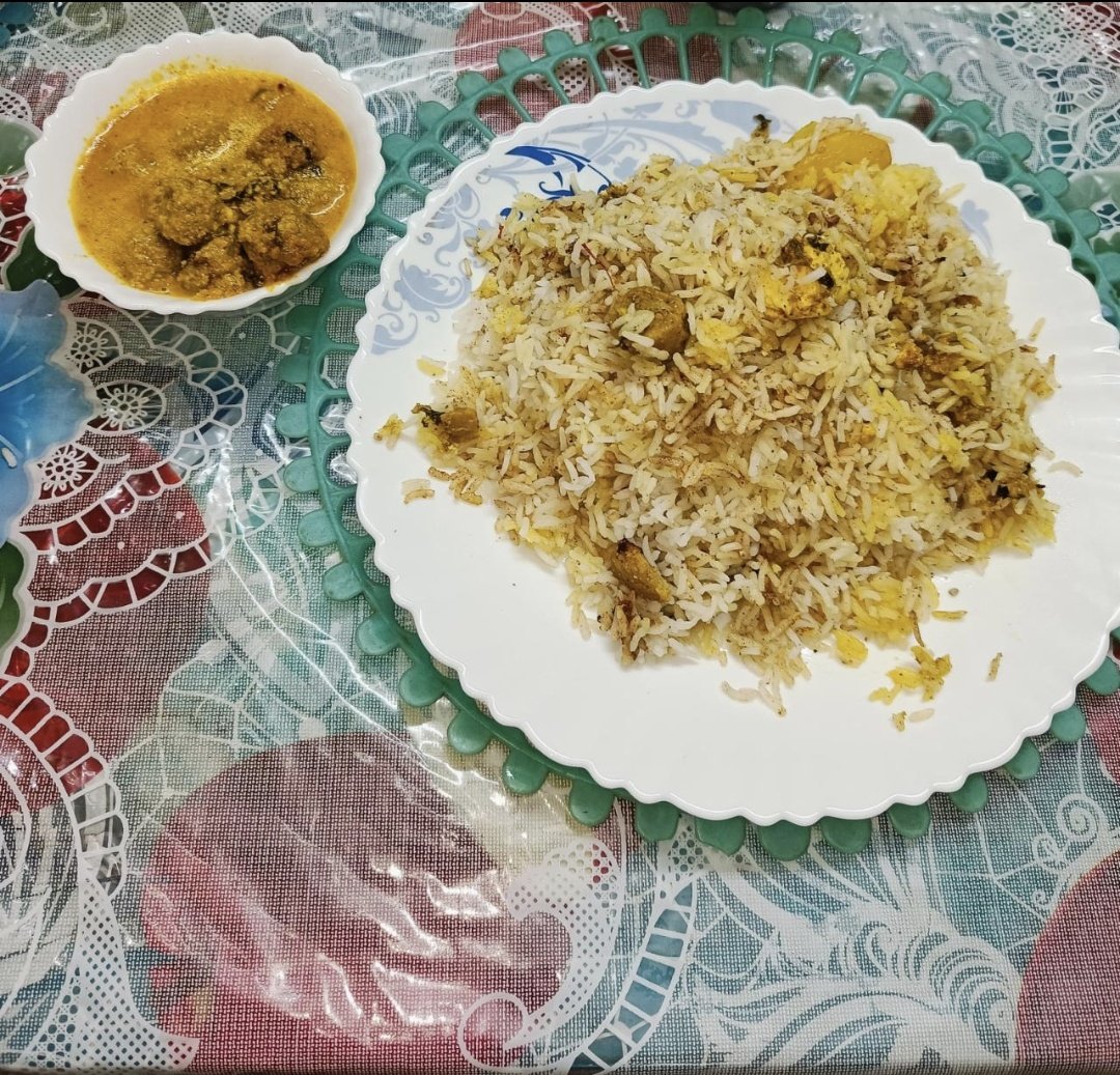 AsIfICare96's tweet image. Veg Biryani and Gobhi salan at my place today!!!( though I hate it..my mother loves it...) 
#Biryani
#ATweets