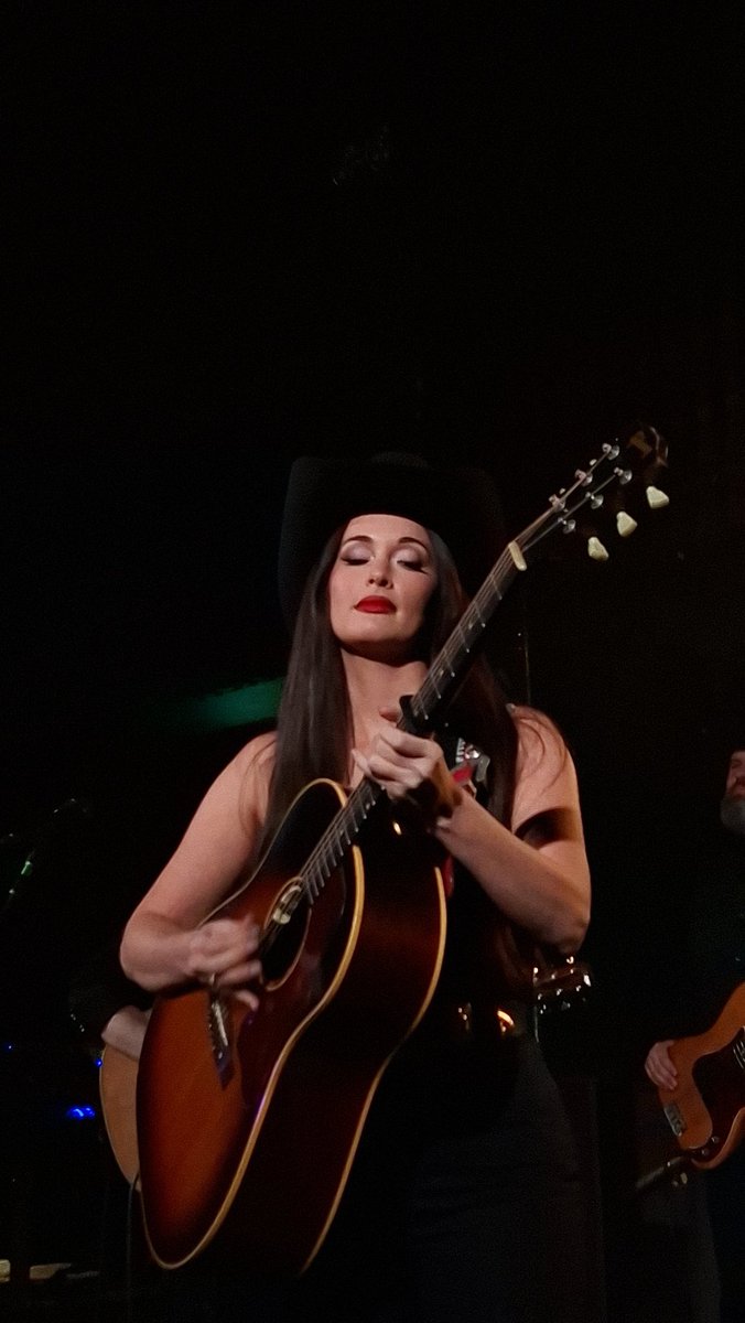 Kacey Musgraves France tweet media