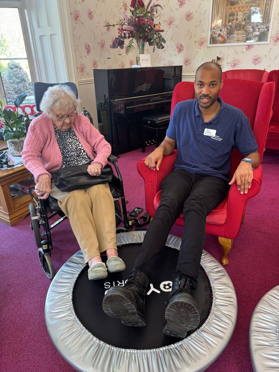 Bristolcarehome's tweet image. 🏃‍♂️💪 Morning Exercise at Glebe House 💪🏃‍♀️

This morning at Glebe House, we were joined by Zion, our physiotherapist, for a fun and energising exercise session 😊🌿😊

#GlebeHouse #StayActive #Wellbeing #Physiotherapy #HealthyHeart