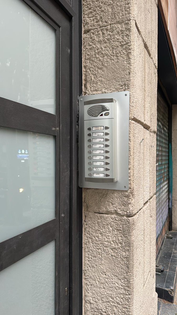 riverolavic's tweet image. Un altre edifici amb lladres, Aribau 30. Un pis okupat per marroquins. #Barcelona