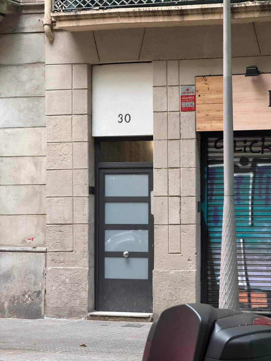 riverolavic's tweet image. Un altre edifici amb lladres, Aribau 30. Un pis okupat per marroquins. #Barcelona
