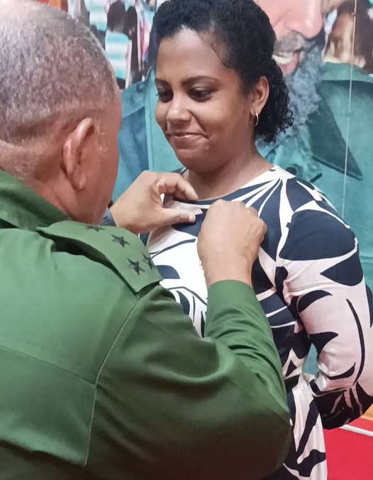 Muchísimas felicidades para nuestra Primera Secretaria de la Unión de Jóvenes Comunistas en #ProvinciaGranma Liliana Pupo quien fue condecorada con la medalla Abel Santamaría  Cuadrado junto a otros jóvenes en el Aniversario 65 del Ejército Oriental.