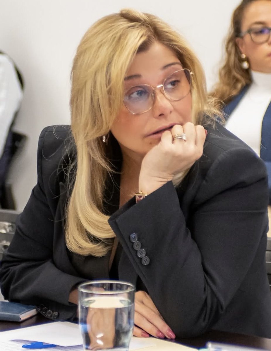 🌞" ¿Y por qué no, de una vez permitimos bases militares de EU en nuestro Estado?"-Maru Campos, Emperatriz de Chihuahua- 
<a href="/MaruCampos_G/">Maru Campos</a>