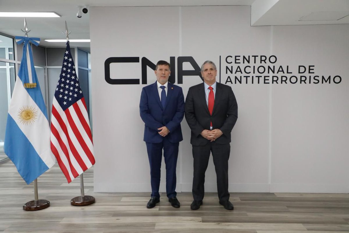 Las máximas autoridades de la SIDE se reunieron con el Subsecretario de Estado para el Control de Armamentos y la Seguridad Internacional de los Estados Unidos, Thomas G. DiNanno.

A días de su inauguración, Estados Unidos destacó al Centro Nacional Antiterrorismo como un