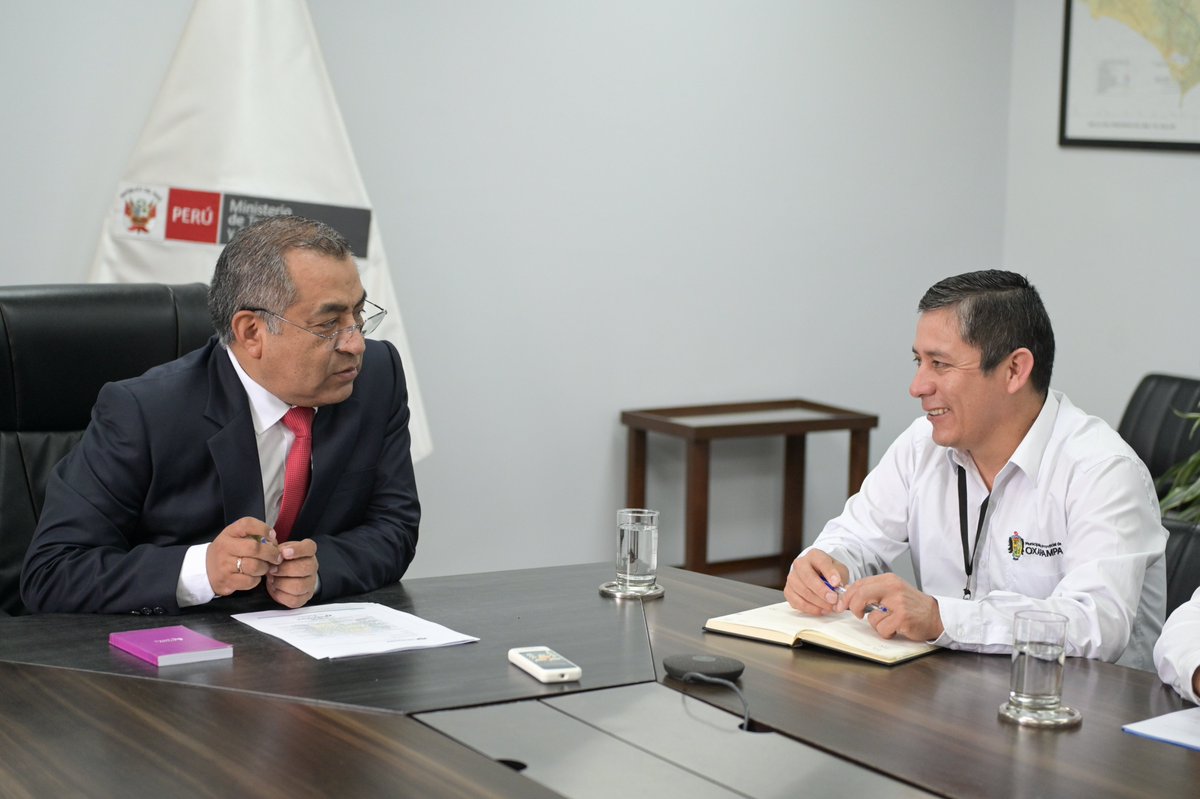 MTC_GobPeru's tweet photo. El ministro del #MTC, Aldo Prieto, sostuvo una reunión con el alcalde provincial de #Oxapampa, Euler Osorio, para coordinar alternativas que aseguren la conectividad vial en la provincia.🛣️🙌

✅ A través de la asistencia técnica de la unidad ejecutora @ProviasDes_Pe, se viene gestionando la implementación de tres puentes en las rutas que conectan a los centros poblados de Paraíso (PA-671), Carapacho (PA-665) y Acuzazu (PA-666).

🗞️ Más información:
https://t.co/qutIqk8YXk