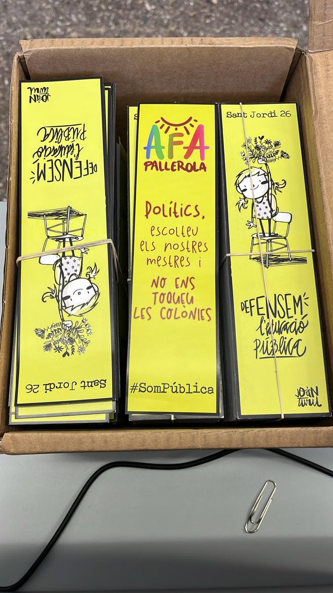 Afa_IEPallerola's tweet photo. Les famílies de l'@IEPallerola ja ho tenim tot preparat per celebrar #SantJordi #SomPública @affac_cat https://t.co/5wRBfgcKV0