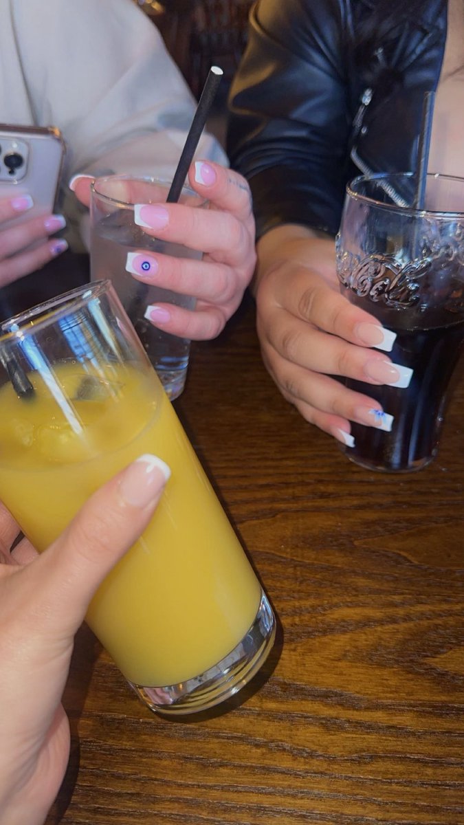 FiredollB's tweet photo. Happy Wednesday Losers 

Who’s Sending For A Round 

3 Brats Ready For A Drain 

Easy Money 😘 https://t.co/8C13C0hO8p