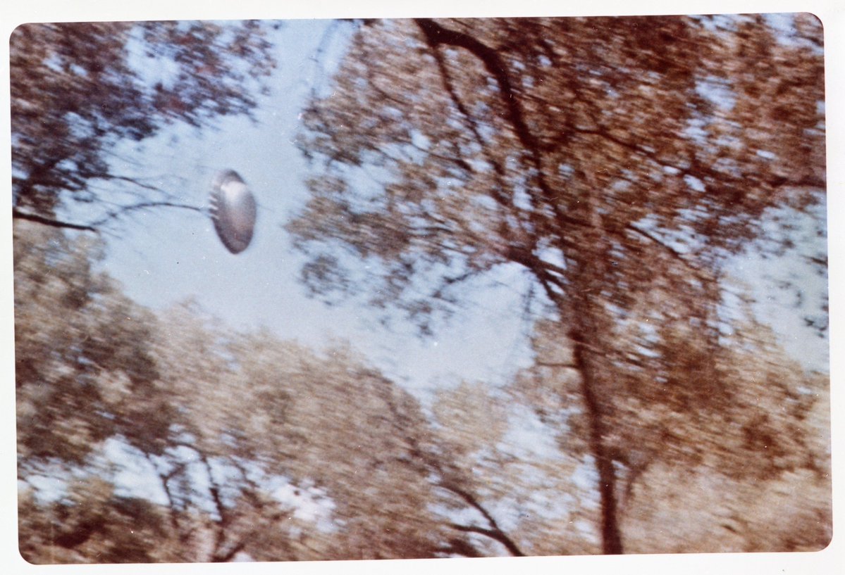 JeninedUFO's tweet image. On the left, a video filmed in 2003, USA. On the right, a photo taken in 1964 in New Mexico and released by the National Archives. It's exactly the same #UFO