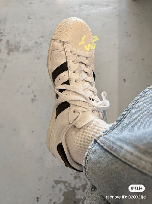 jongdaeitalia's tweet photo. OP ha detto che #CHEN indossava esattamente gli stessi occhiali da sole e le sue scarpe assomigliano un po' a quelle che ha postato su BBL prima https://t.co/Li69qR5fiR