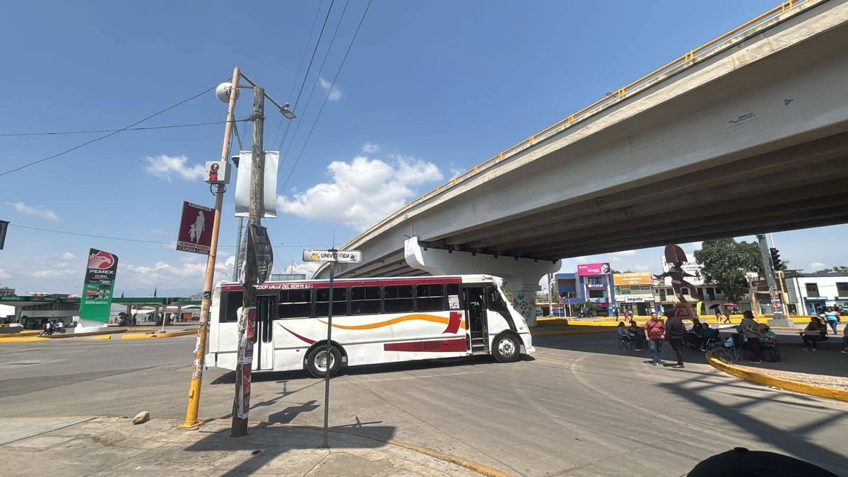 ELPINERO's tweet image. #FOTOREPORTE 📸 |  #Oaxaca: Protestas del PAAE cumplen 8 días; mantienen bloqueos en Cinco Señores y Av. Universidad

➡️ Integrantes del PAAE de la #Sección22 continúan con bloqueos en la zona de #CincoSeñores y avenida Universidad, a la altura de Planeación Educativa, como parte