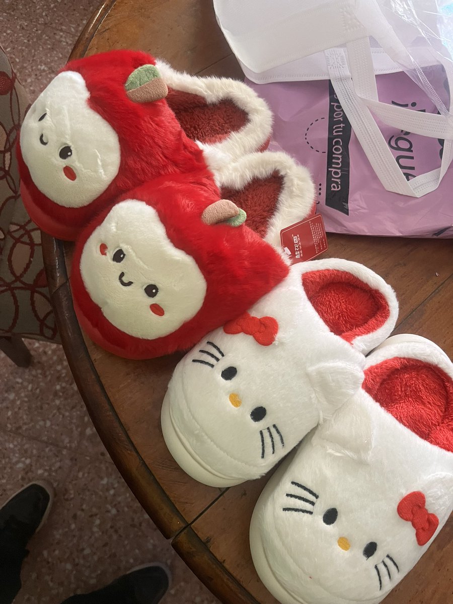 hermanas miren mis nuevas pantuflas!!!