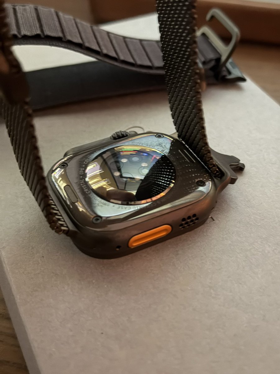 Apple Watch Ultra 3 in Schwarz zu verkaufen. Zustand sehr gut, wie auf den Fotos zu sehen. Mit dabei: Milanese Band Größe M + schwarzes Alpine Loop. Alles in Schwarz. Bei Interesse gerne per PN melden. Reposten erwünscht!
