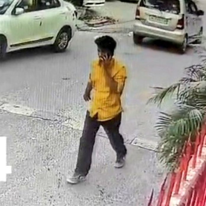 newsnetmzn's tweet image. #Delhi में IRS अधिकारी की 22 वर्षीय बेटी की हत्या करने वाला पूर्व नौकर राहुल मीणा गिरफ्तार।

आरोपी द्वारका के एक होटल में छिपा था।
पुलिस के मुताबिक, वह 21 अप्रैल को राजस्थान के राजगढ़ में एक महिला से दुष्कर्म कर फरार हुआ और 24 घंटे बाद दिल्ली में हत्या की वारदात को अंजाम दिया।