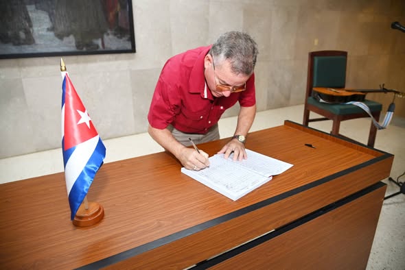 🇨🇺| El Primer Secretario del Comité Central del Partido Comunista de #Cuba y Presidente de la República,  <a href="/DiazCanelB/">Miguel Díaz-Canel Bermúdez</a> , participó en el acto realizado en la sede de la organización partidista para respaldar el movimiento “Mi firma por la Patria”.