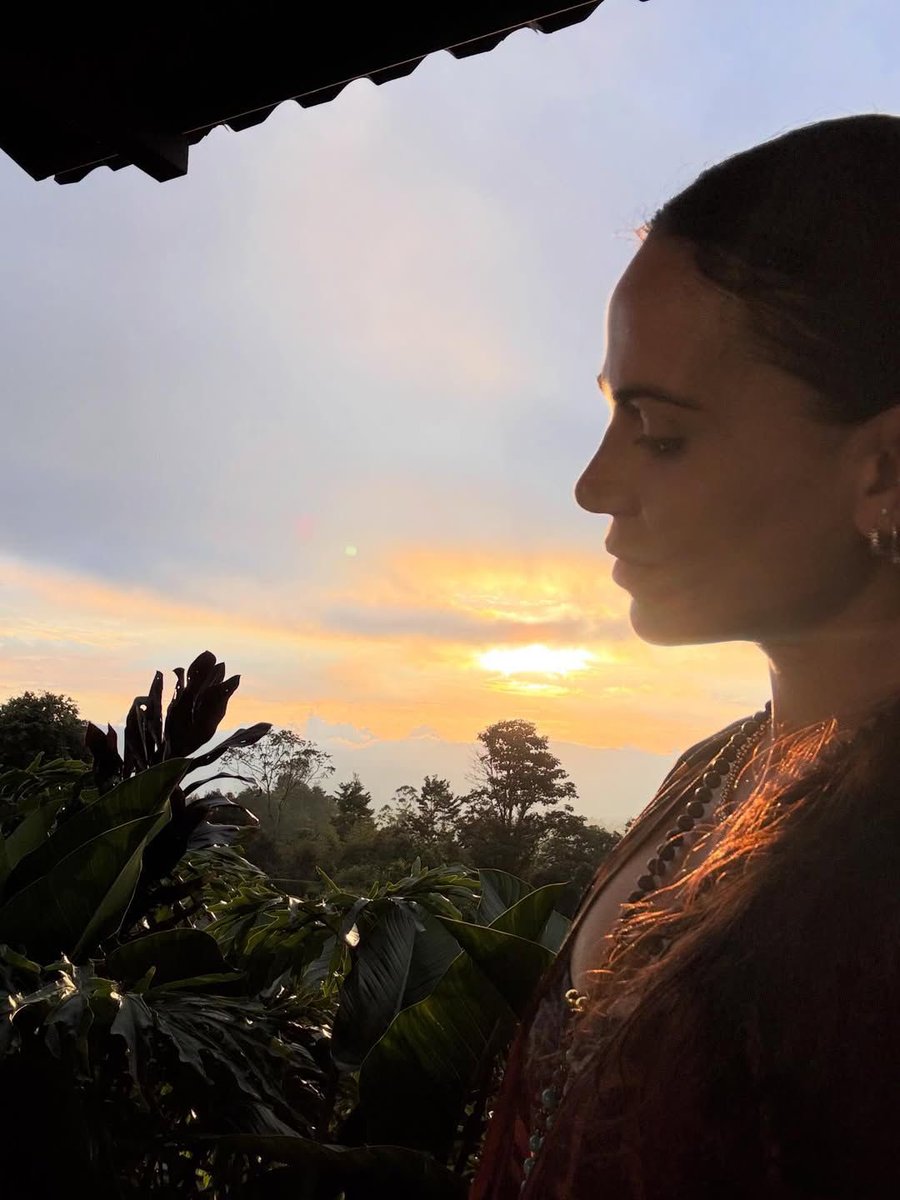 BRParrilla's tweet photo. 📸 | Lana Parrilla • Instagram 

“Feliz Dia da Terra, amores. Não vou fingir que é fácil não se sentir sobrecarregado com tudo o que estamos enfrentando agora… mas eu acredito na ação. Em se fazer presente. Em proteger o que é sagrado.

Sou grata por organizações como a Greenpeace USA, que fazem esse trabalho todos os dias com integridade (eles não aceitam dinheiro de empresas). Se você sentir no coração, junte-se a mim para apoiá-los. Hoje, sua doação é multiplicada por 4… então ela realmente vai mais longe.

Pelos nossos oceanos. Pela nossa casa. Pelo que deixamos para trás.

Acesse: https://t.co/MclNTth7Ia”