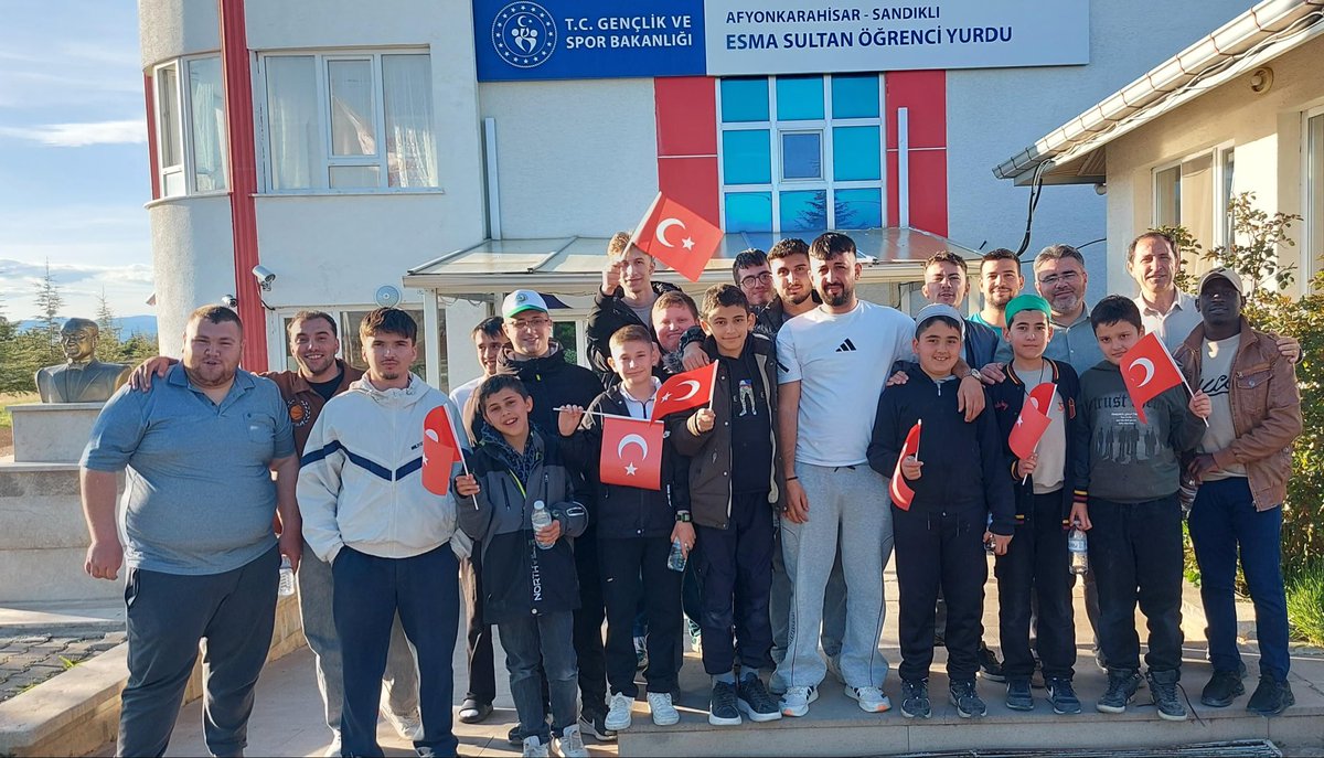 AfyonKYGM's tweet photo. 📍Esma Sultan Yurdu

23 Nisan Ulusal Egemenlik ve Çocuk Bayramı’nı, yurdumuzda misafir ettiğimiz Kızık Köyü Kur’an Kursunun minik öğrencileriyle birlikte coşkuyla kutladık.

Öğrencilerimizle birlikte akşam yemeğinde bir araya gelerek bayrak, pamuk şeker ve çeşitli ikramlarla minik misafirlerimizin mutluluğuna ortak olduk. Programın ardından çay eşliğinde misafir odamızda abileriyle keyifli sohbetler gerçekleştirildi.

@OA_BAK @gencliksporbak @GSB_KYGM